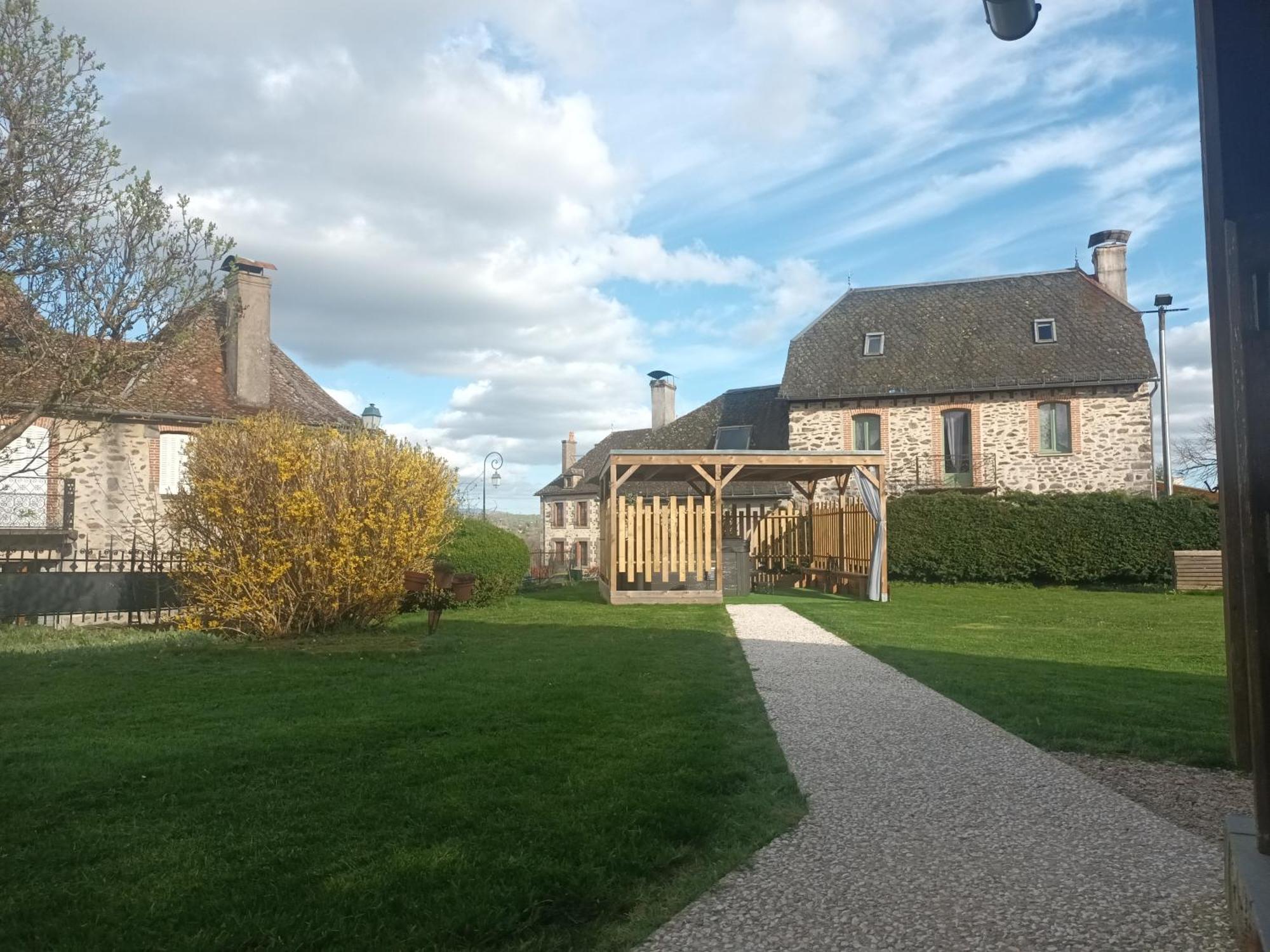 Le Miraillet, Gite Saint-Illide Eksteriør billede